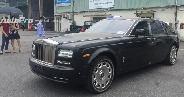 Xế sang 'xếp hàng' chờ tới lượt thông quan